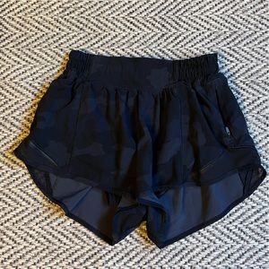 Lululemon Hotty Hot Low Rise Hot Lined Short 2.5"